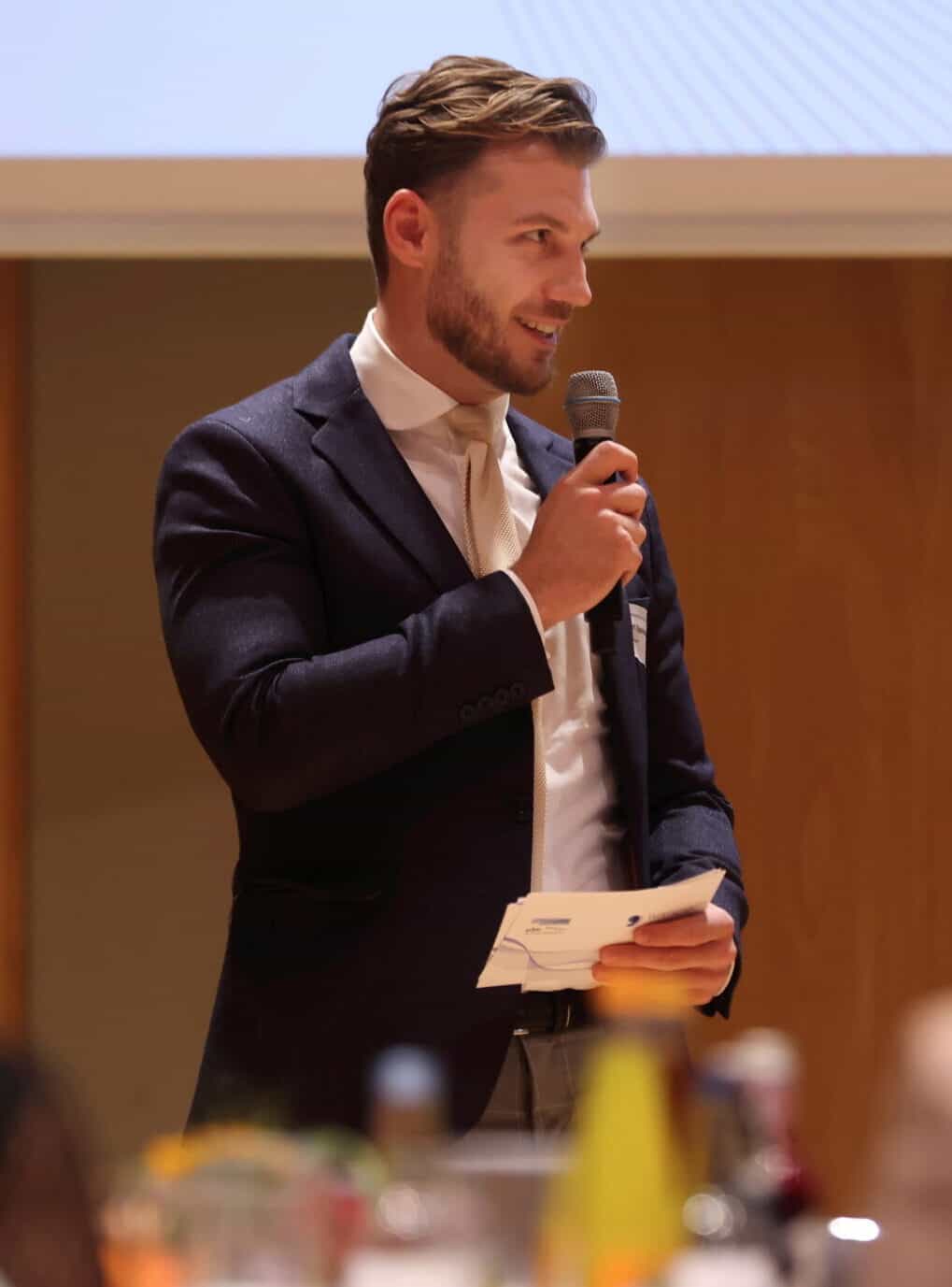 Karl Spannenberger moderiert ein Firmenevent mit Professionalität und Charisma