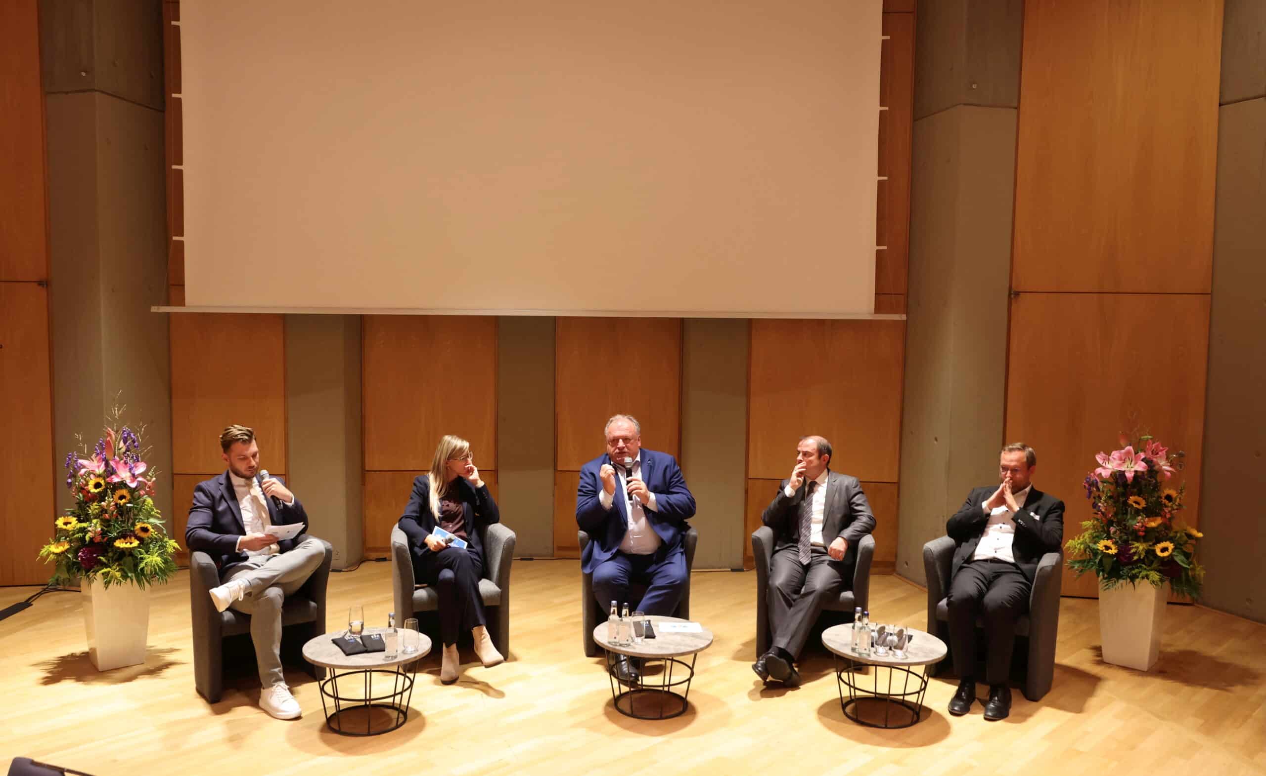 Karl Spannenberger moderiert eine Paneldiskussion mit Gästen aus Politik und Wirtschaft