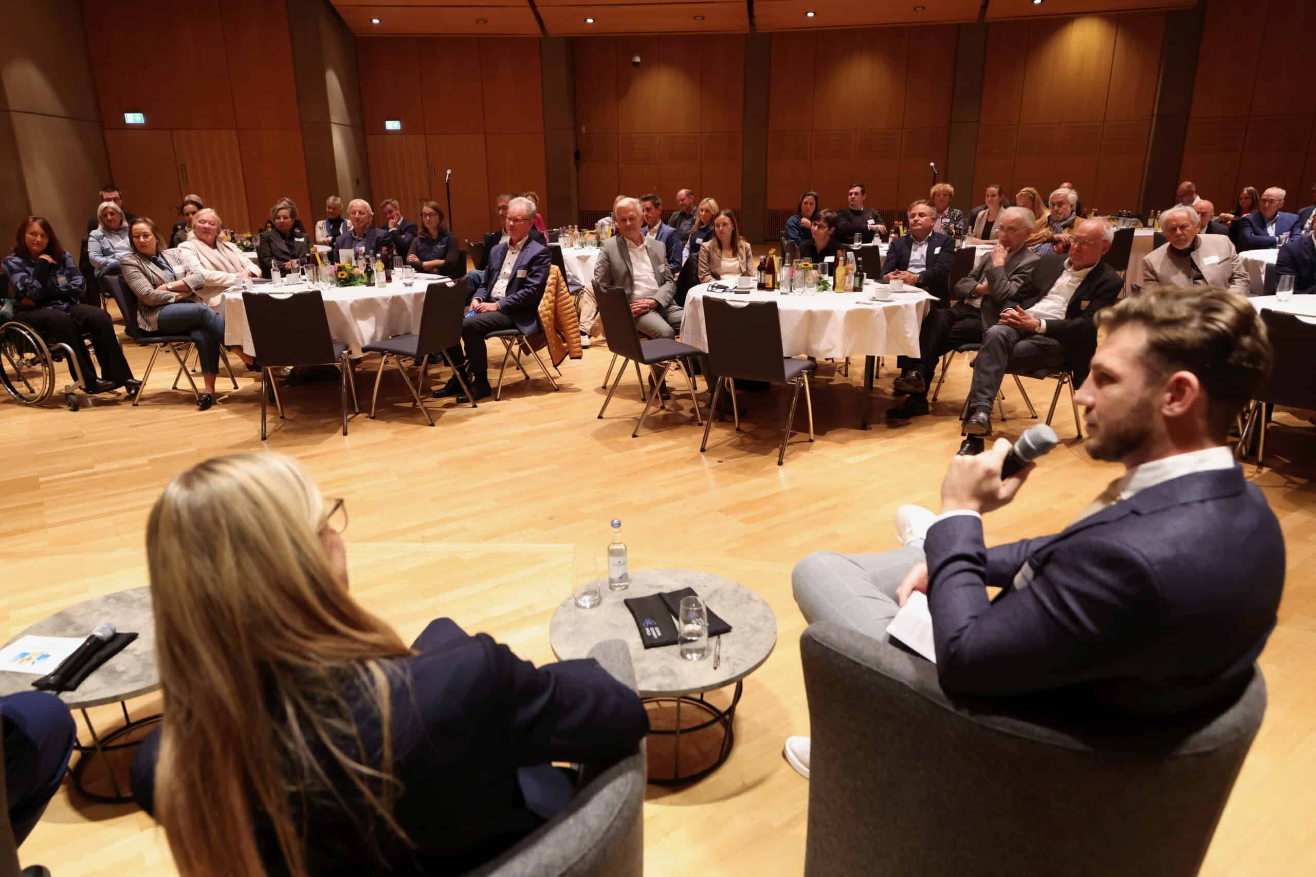 Karl Spannenberger moderiert ein Wirtschaftsgespräch und führt den Dialog mit dem Publikum