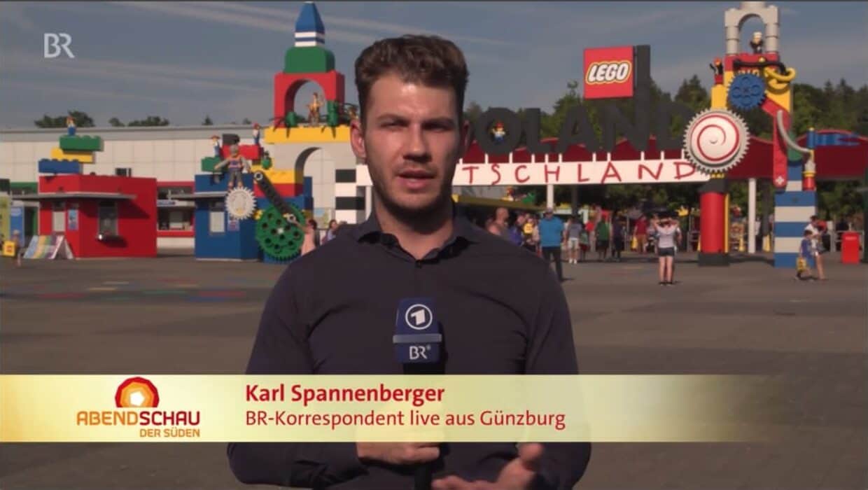Karl Spannenberger live für die Abendschau der Süden vor dem Eingang von Legoland Deutschland in Günzburg
