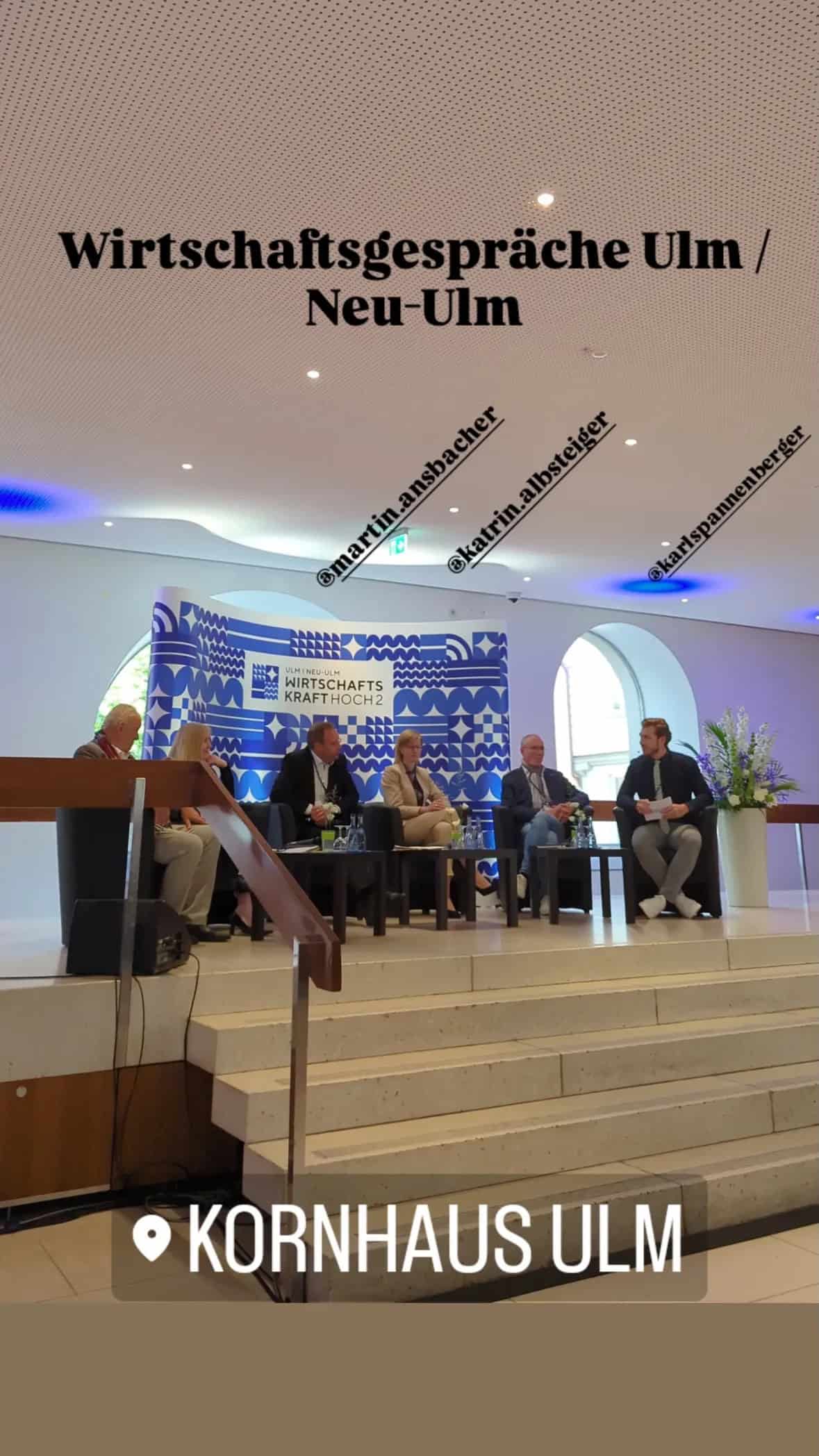 Karl Spannenberger moderiert eine Podiumsdiskussion bei den Wirtschaftsgesprächen Ulm/Neu-Ulm im Kornhaus Ulm